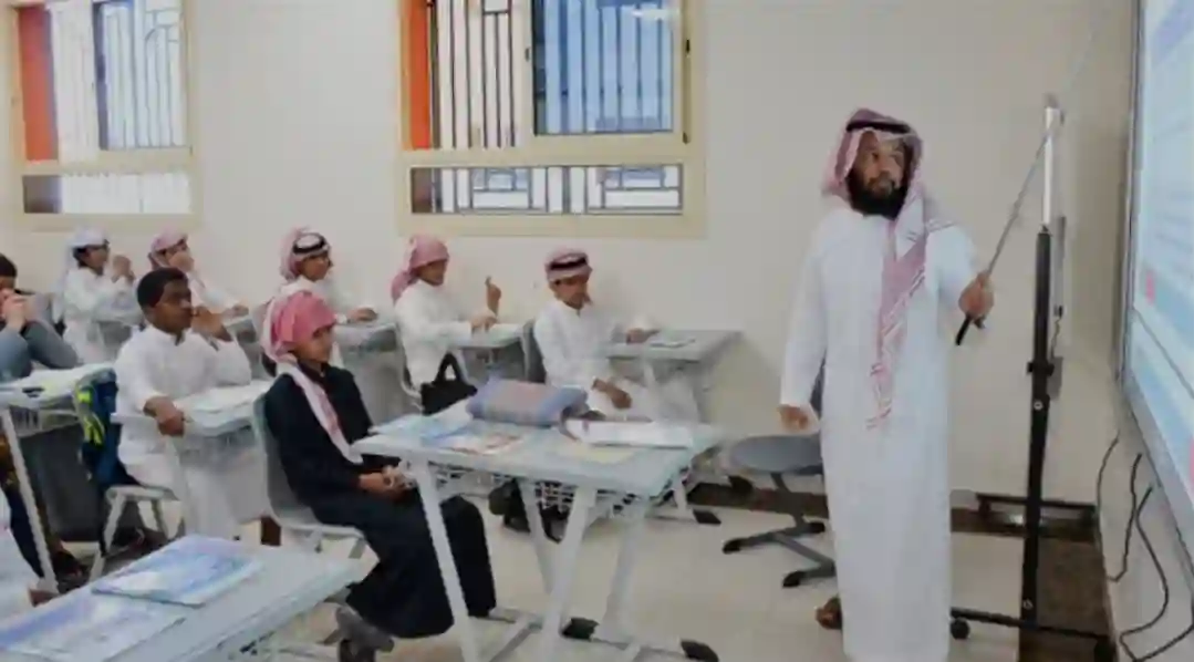جيل يعتز بهويته: إلزام الطلاب بالزي الوطني في المدارس الثانوية بالمملكة