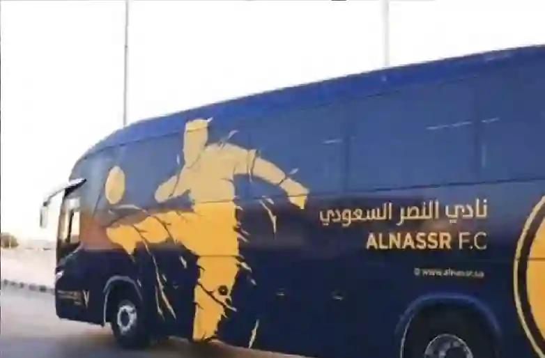 حافلة النصر تبكر بالحضور وتثير موجة تعليقات ساخرة