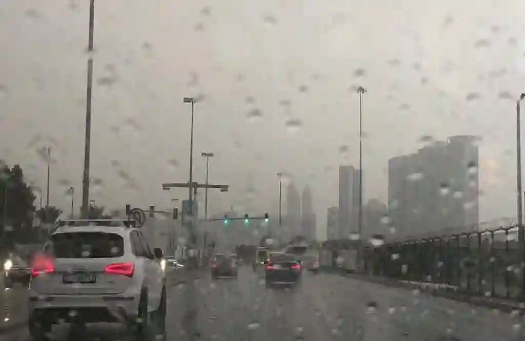 دليلك الذكي لقيادة آمنة تحت المطر وتجنب الحوادث