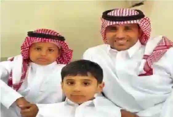 رافع الرويلي يخطف الأنظار بأجواء العيد مع أبنائه