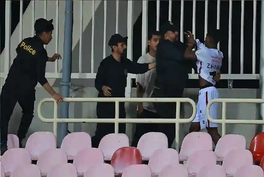 زكريا هوساوي يفقد أعصابه والاشتباك يستدعي تدخل الأمن