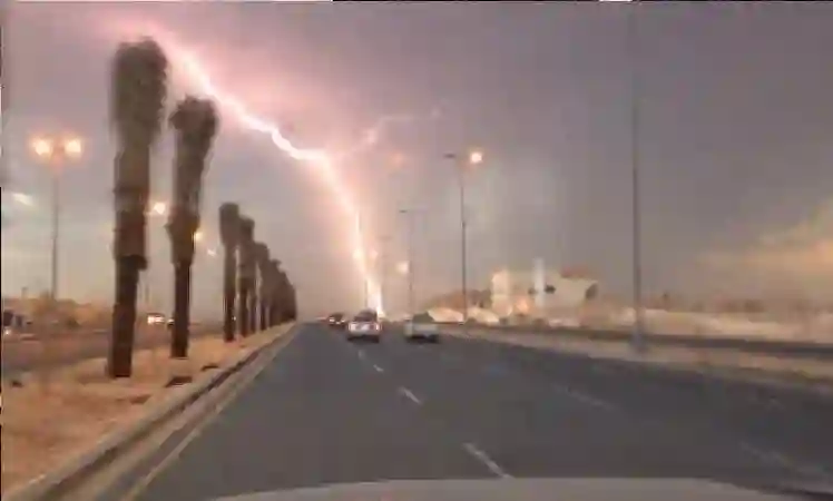 طقس خطير يضرب الرياض والشرقية