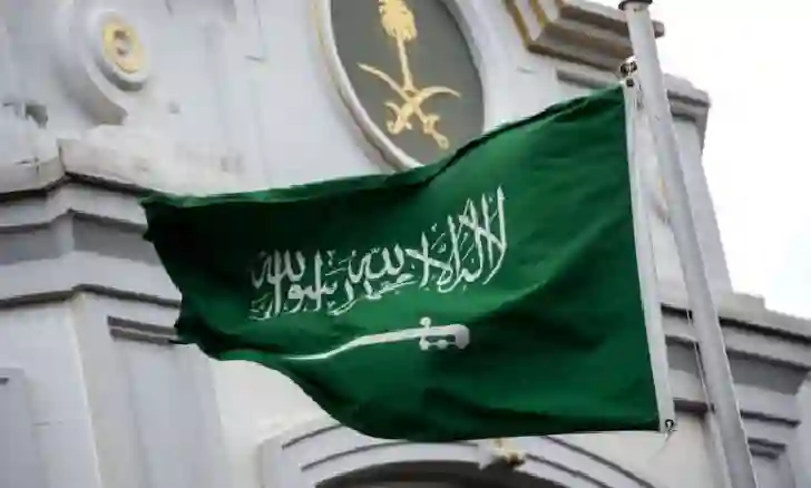 السعودية توقف تأشيرات العمل والسياحة فجأة