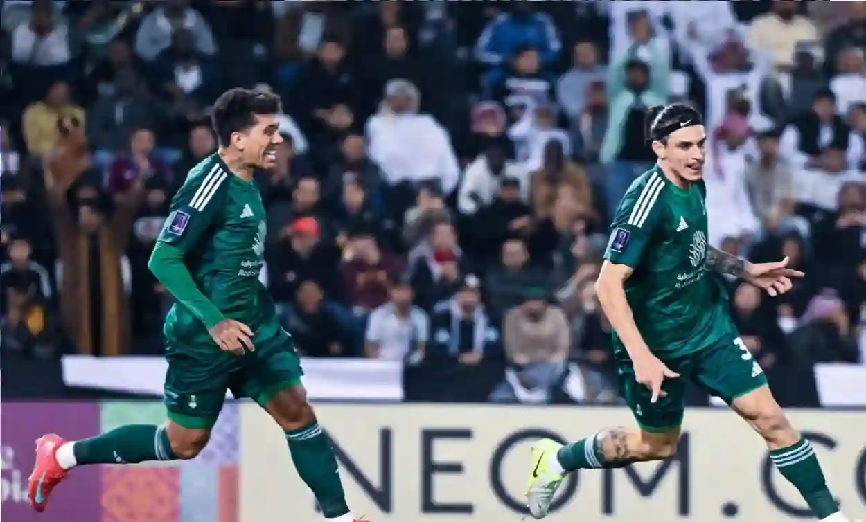 الأهلي يفاجئ جماهيره بتجديد عقد نجم الفريق المحلي