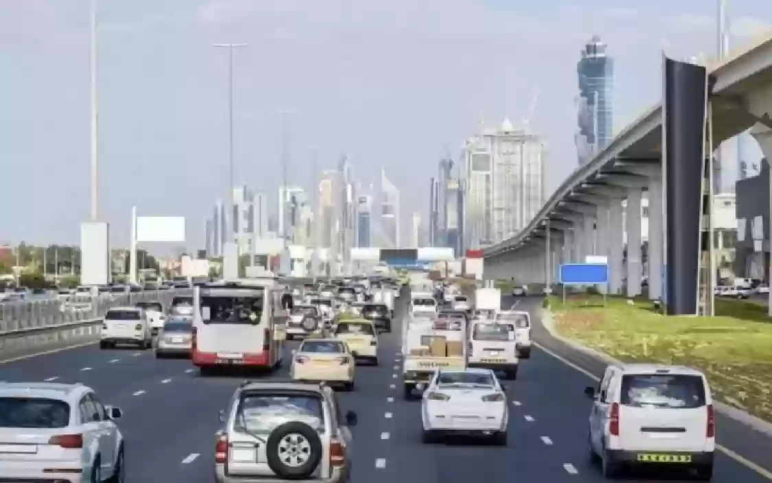 مخالفة مرورية جديدة تهدد المواطنين بـ100 ألف درهم والترحيل الفوري