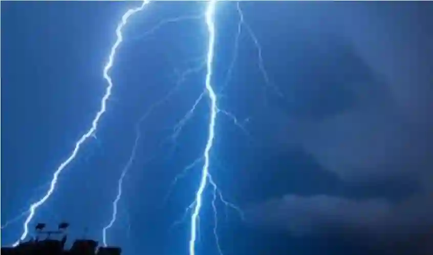 سحب رعدية وأمطار غزيرة
