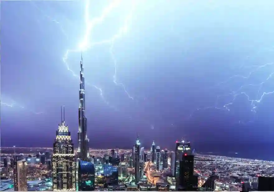 سحب رعدية وأمطار غزيرة تلوح في الأفق