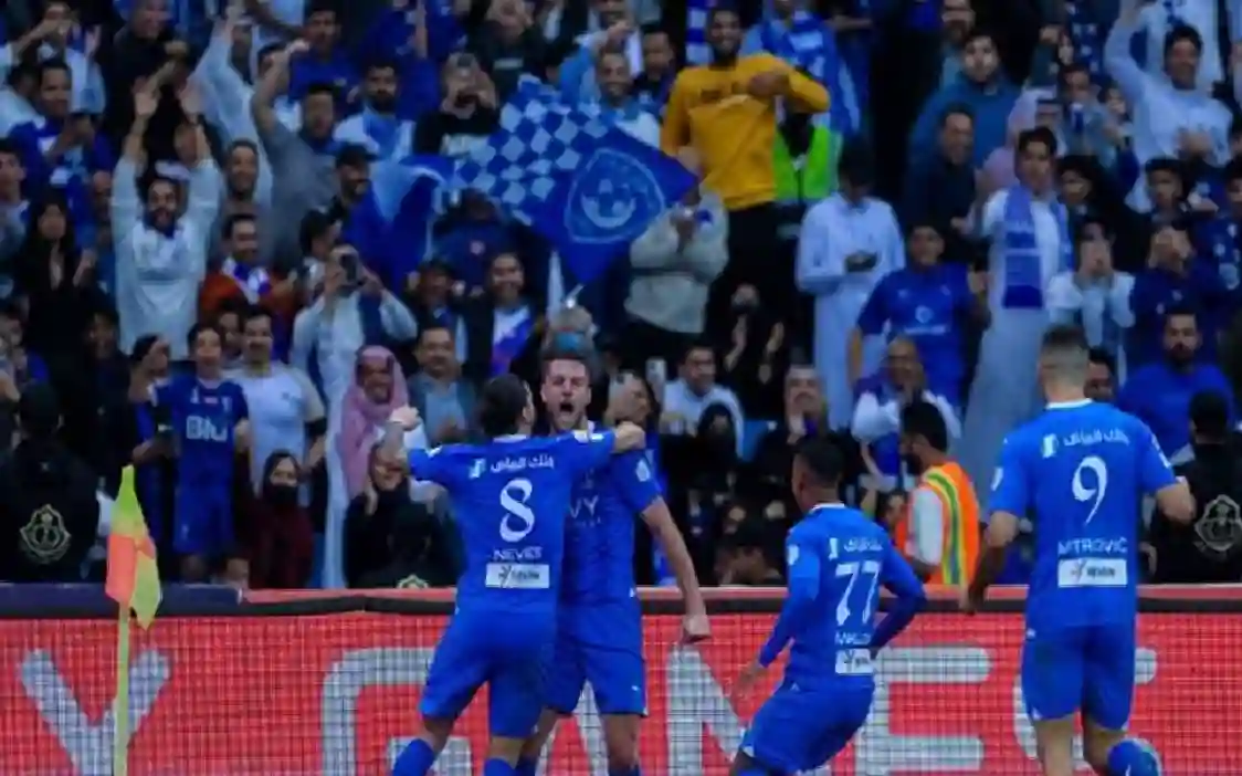 الهلال يفقد الصدارة في أجواء عاصفة