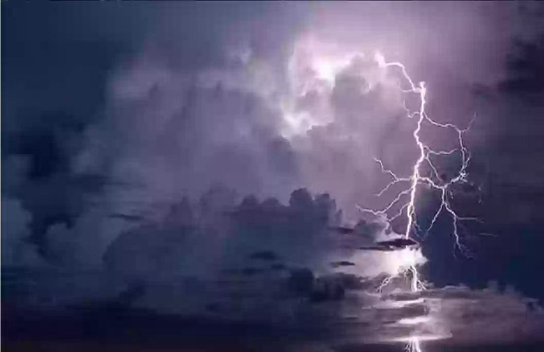 أمطار رعدية وضباب كثيف يضرب عدة مناطق اليوم