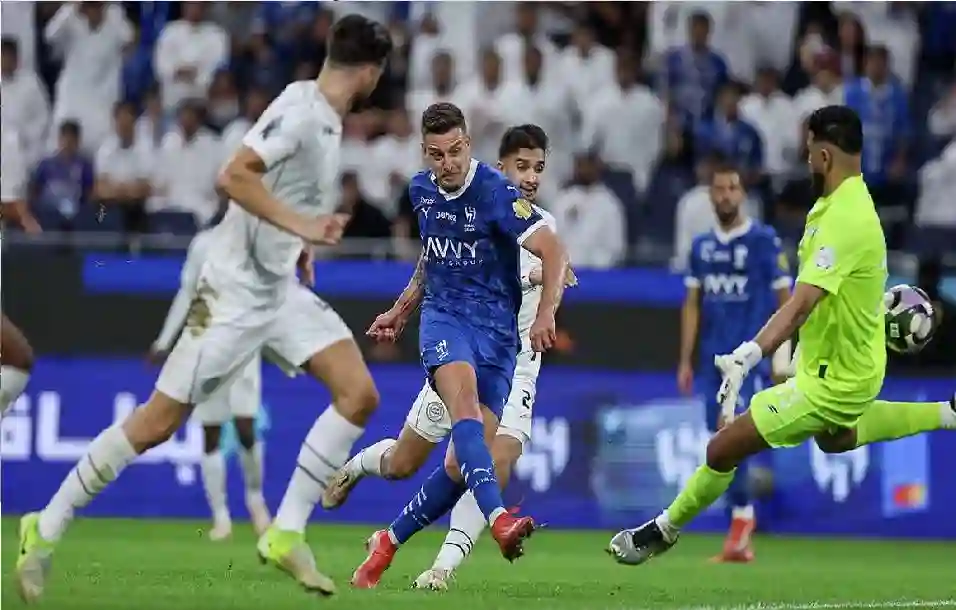 القحطاني يفتح النار على الحكم