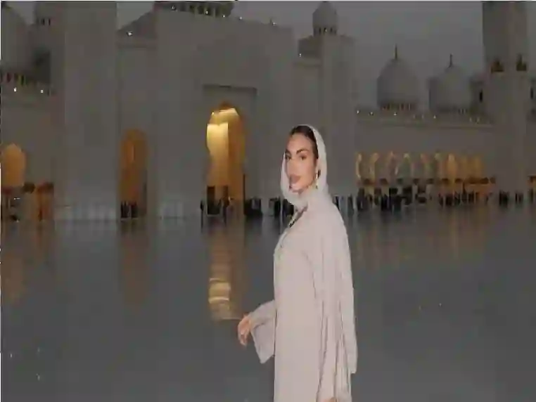 جورجينا تخطف الأنظار بظهورها المميز في العباءة والحجاب