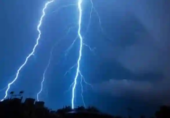 سحب رعدية وأمطار واسعة النطاق تضرب هذه المناطق