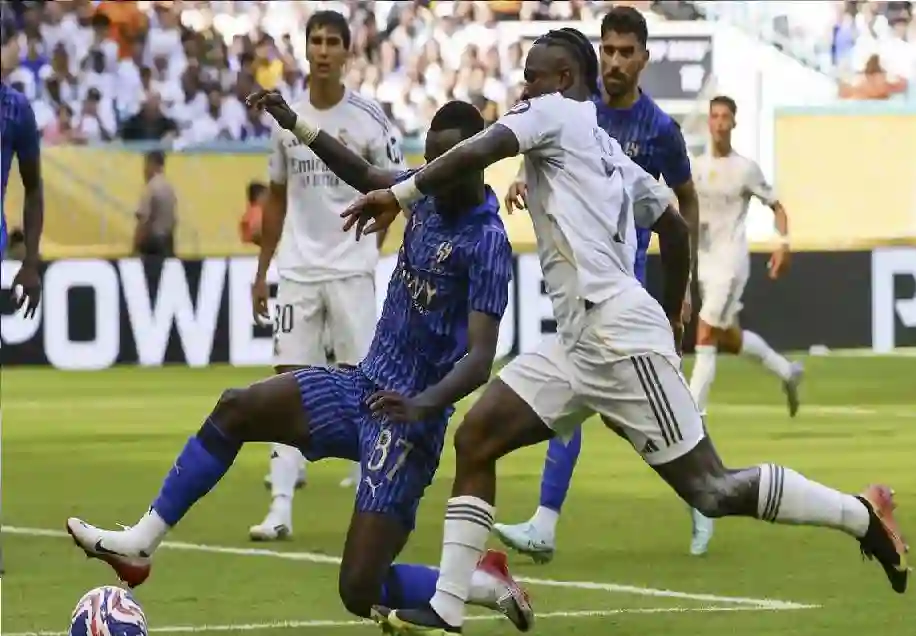 مصير مجهول بانتظار نجم الهلال بعد وصفه بـ الزجاجي