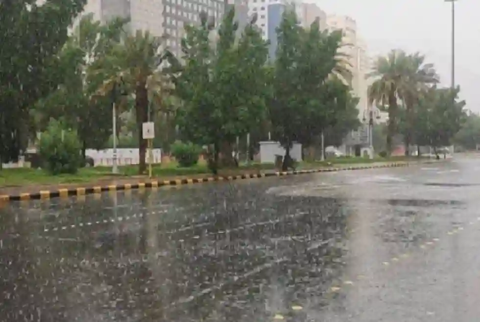 إنذار أحمر بهطول أمطار غزيرة على مكة وعسير
