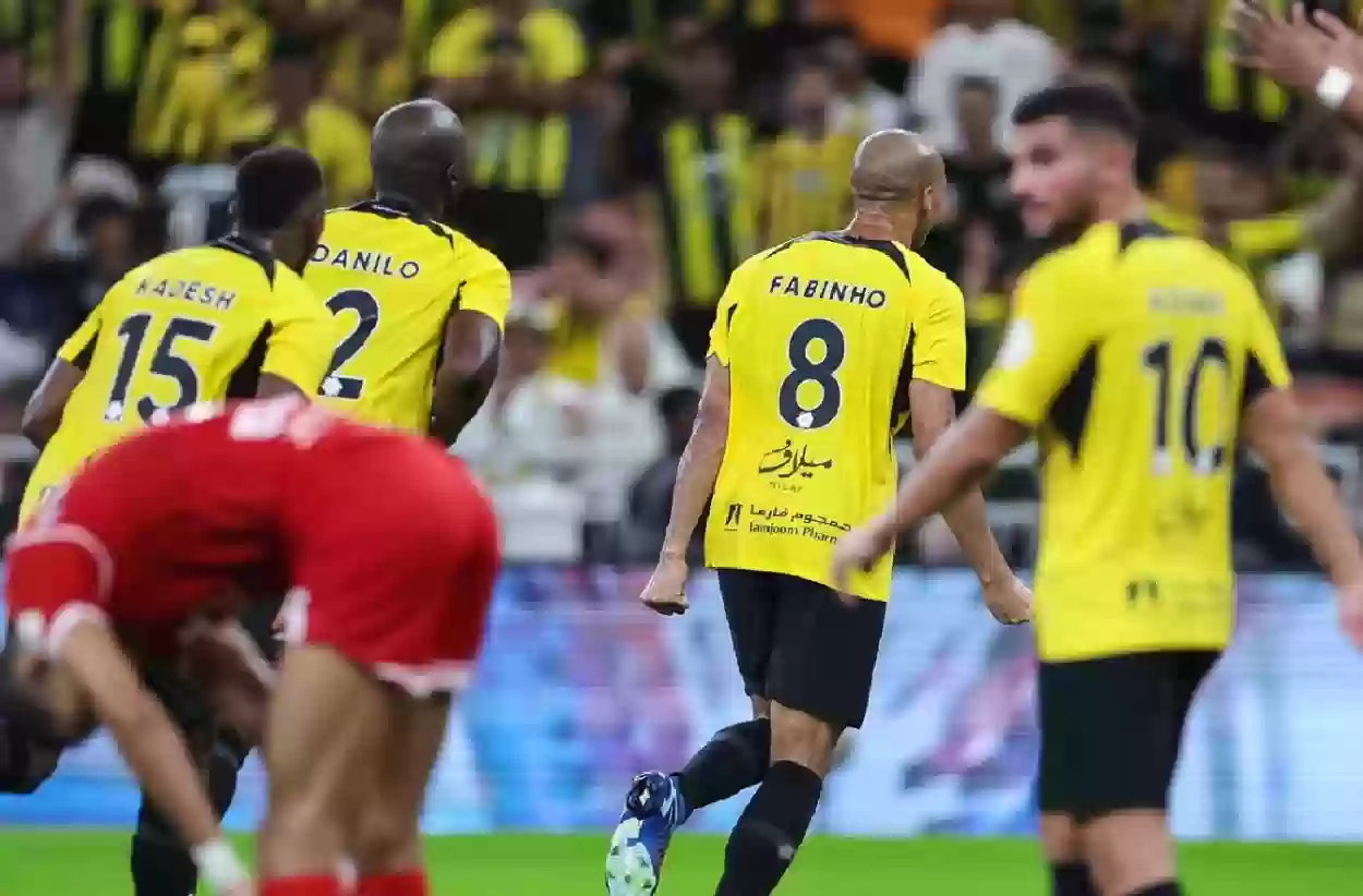 نجم الاتحاد يتعرض لإصابة خطيرة ويفقد الوعي خلال مباراة العين
