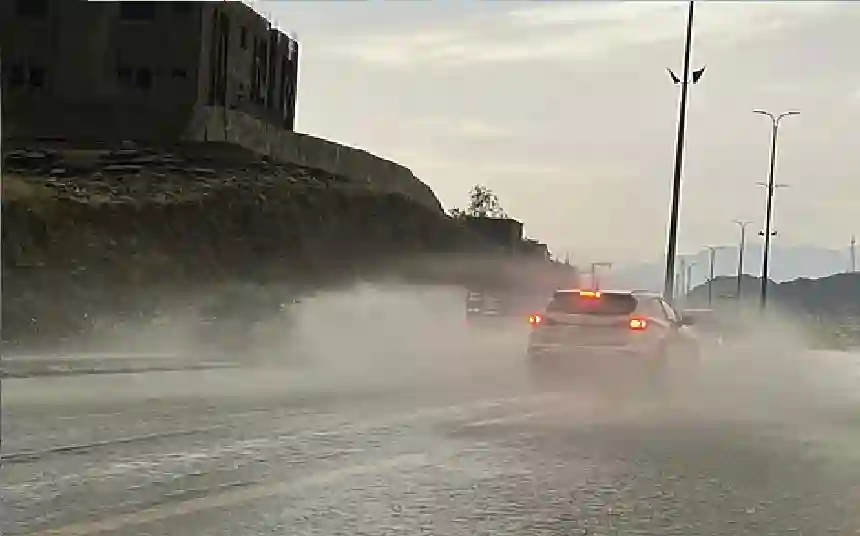 عاصفة مطرية تضرب عسير