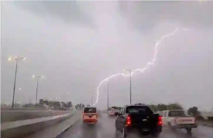 أمطار رعدية ورياح مغبرة تضرب عدة مناطق في المملكة