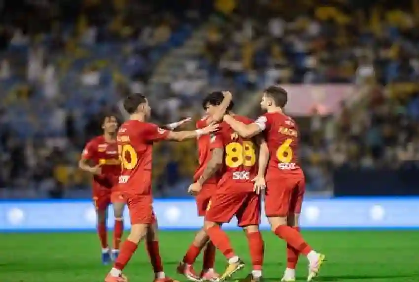 القادسية يشعل سباق نخبة آسيا ويصعب مهمة الهلال