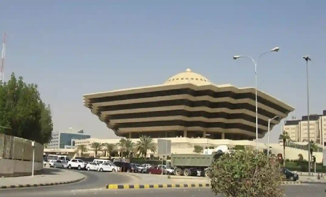 السجن 6 أشهر وغرامة 100 ألف ريال عقوبة