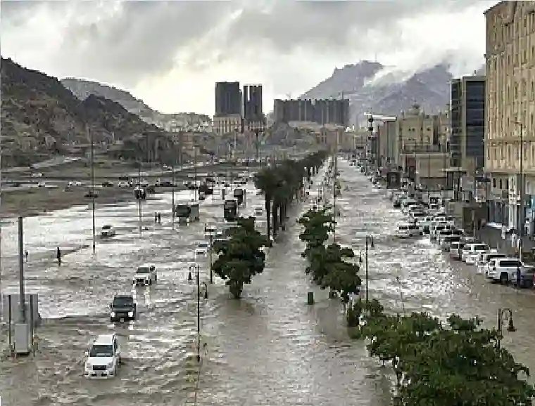 أمطار غزيرة وعواصف رعدية تضرب مكة وجدة