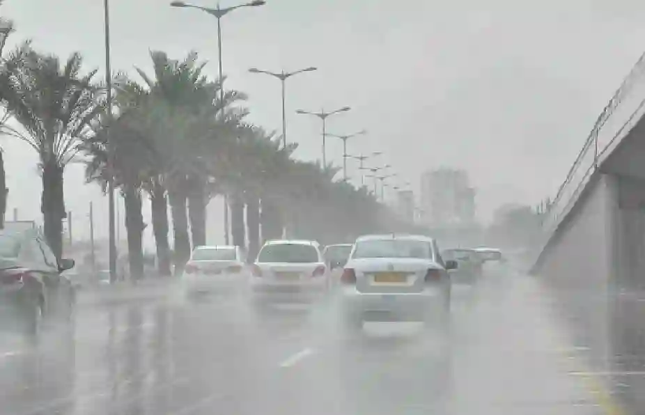 صواعق رعدية ورياح عاتية وأمطار غزيرة تجتاح محافظات عسير