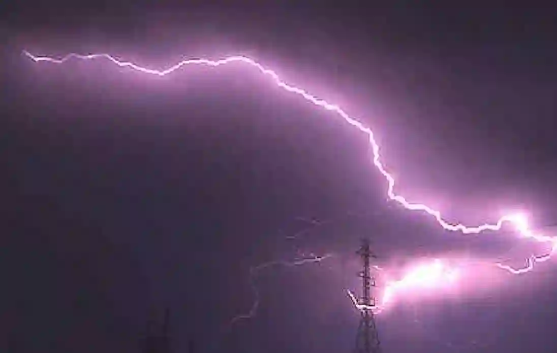 الغيوم تتجمع والرعد يقترب