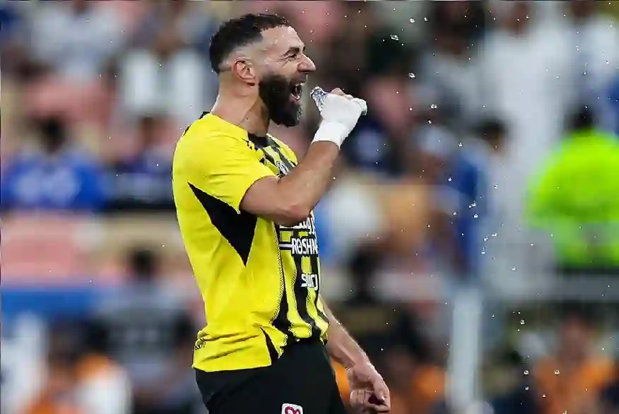 بنزيما يفجر الجدل في الاتحاد.. قرار حاسم يهدد مستقبله في الموسم الجديد