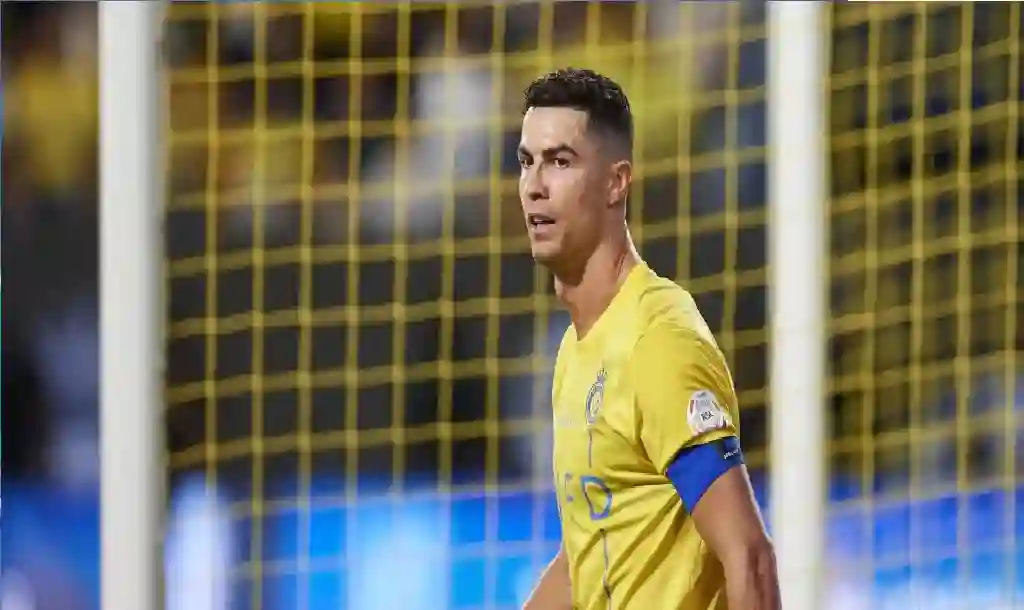 رونالدو يقلب الطاولة ويجدد للنصر