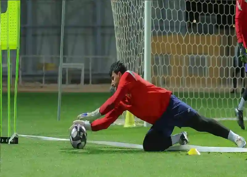 النصر يرد بقوة على شكوى حارس العروبة الرويلي